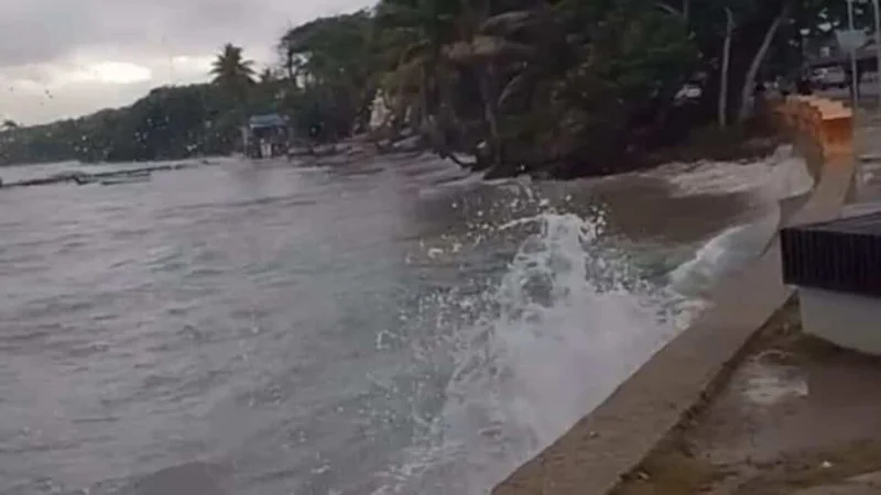 Defensa Civil pide evitar bañarse en playas de la costa atlántica por oleaje peligroso
