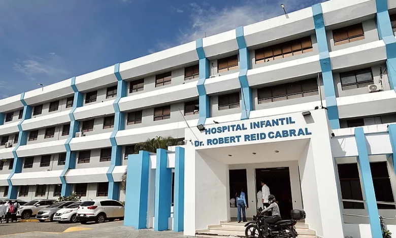 Apagón en Robert Reid Cabral obliga a pacientes a usar linternas y reprogramar citas