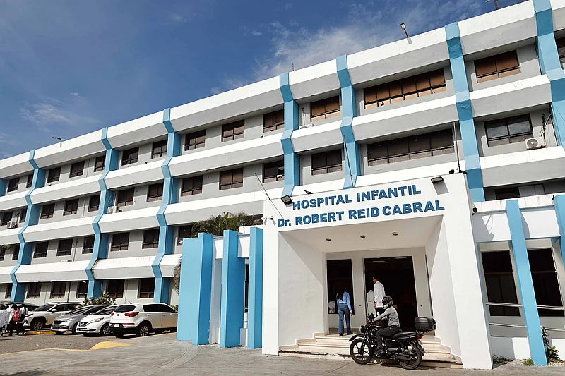 Apagón en Robert Reid Cabral obliga a pacientes a usar linternas y reprogramar citas