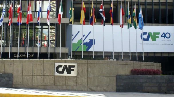 CAF aprueba US$566 millones para agua y cárceles: impacto directo en la vida de los dominicanos
