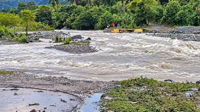 Lluvias aíslan tres comunidades de Azua y vientos colapsan techo en Finca Seis
