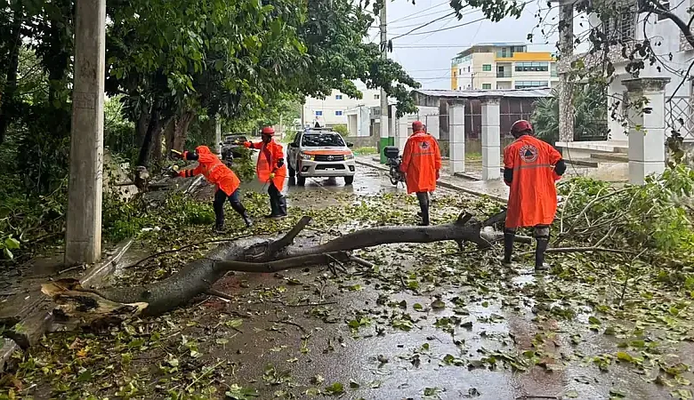 Defensa Civil activa protocolos por vaguada; Barahona entre las provincias con más incidencias