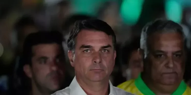 Lula califica de "vergonzosa" la salida de Flávio Bolsonaro y Brasil busca respuestas