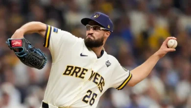 Ashby hace historia con 18 entradas sin carreras en playoffs, pero Cerveceros pierden en extra innings