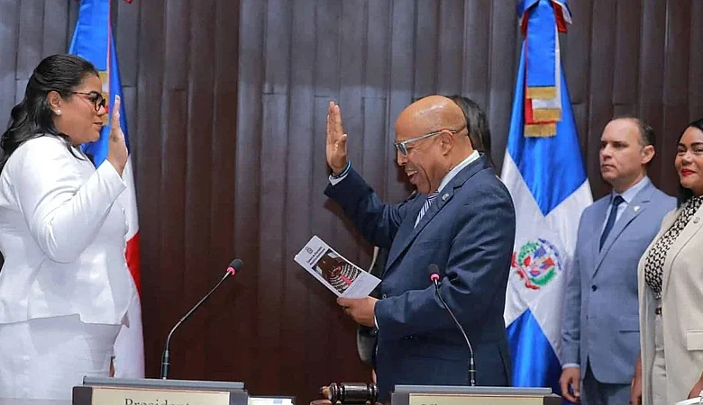 Minerva Frías juramentada como diputada en sustitución de su padre Jorge Frías