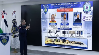 Policía desmantela red de tráfico de armas con deportados; cinco fusiles y una Uzi incautados