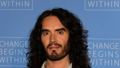 Russell Brand niega en Londres los cargos de violación y agresión sexual