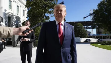 Trump defiende reformas en la Casa Blanca y responde a burlas de Obama a días de las elecciones
