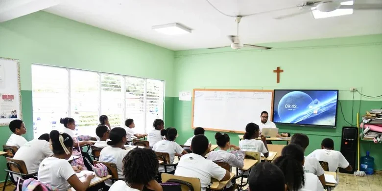 Barahona entre las provincias con suspensión docente: 58,038 estudiantes afectados por lluvias