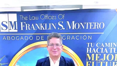 Iván Ruiz recibe premio en Miami por 'La Familia Espejo' y su trayectoria televisiva