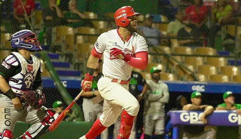 Marmolejos y el bullpen del Escogido silencian a las Estrellas y suman sexta victoria seguida